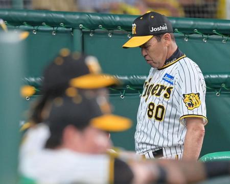 　延長１０回、島本の交代を球審に告げてベンチへ戻る岡田監督（撮影・立川洋一郎）
