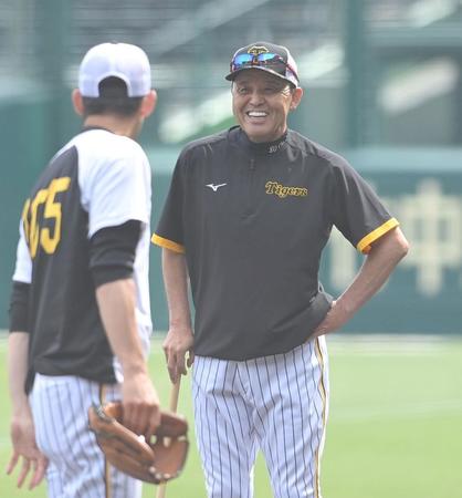 　笑顔でナインの練習を見守る岡田監督（撮影・高部洋祐）