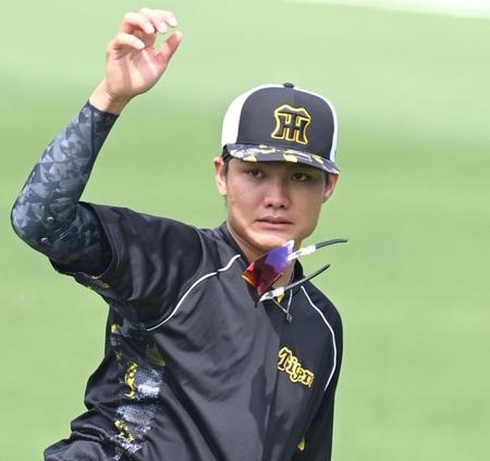 　サングラスを振り飛ばしキャッチボールする西純（撮影・飯室逸平）