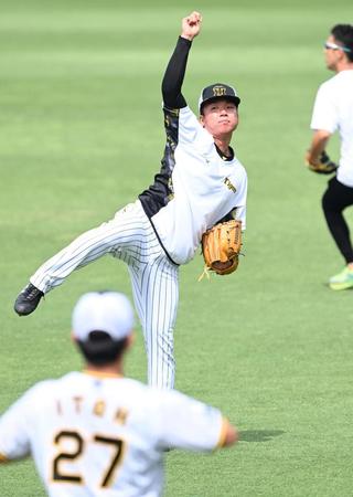　キャッチボールする村上（撮影・飯室逸平）