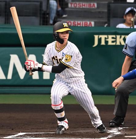 　１回、左前打を放つ中野（撮影・飯室逸平）