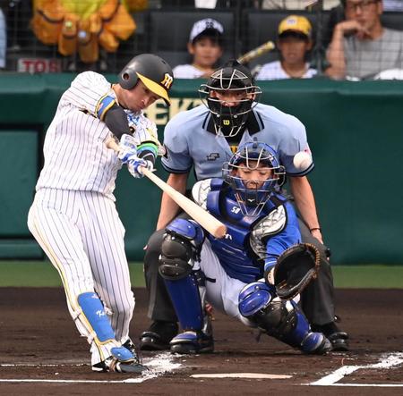 　１回、二塁打を放つ近本（撮影・飯室逸平）