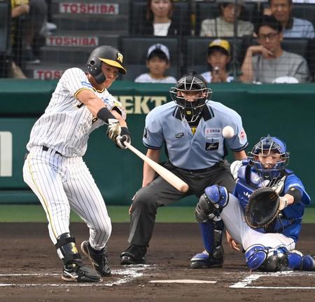 　１回、タイムリーを放つ前川（撮影・飯室逸平）