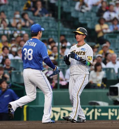 　１回、近本は三本間に挟まれアウトになる（撮影・山口登）