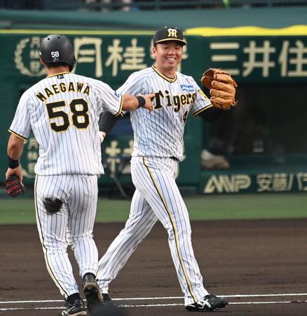 　タイムリーを放った前川（５８）に笑顔で声をかける村上（撮影・飯室逸平）