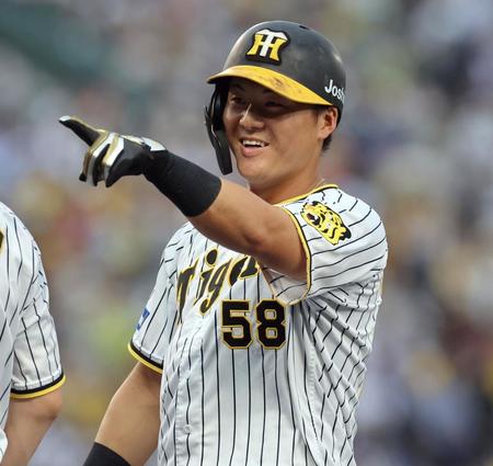 　１回、適時打を放ち一塁ベース上で笑顔を見せる前川（撮影・山口登）