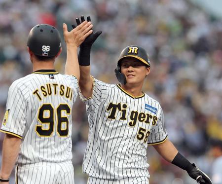 　１回、適時打を放ち筒井コーチとハイタッチする前川（撮影・山口登）