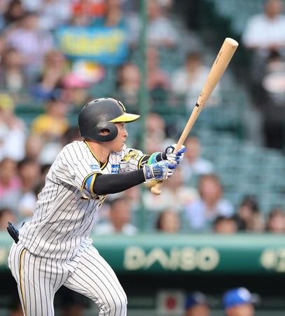 　１回、左中間に二塁打を放つ近本（撮影・山口登）