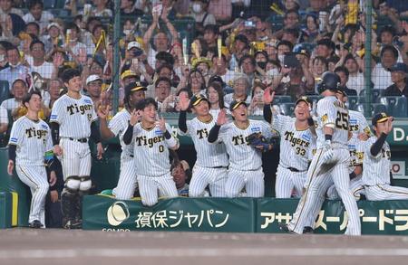 　５回、２ランを放った渡辺諒（２５）を出迎える阪神ナイン（撮影・高部洋祐）