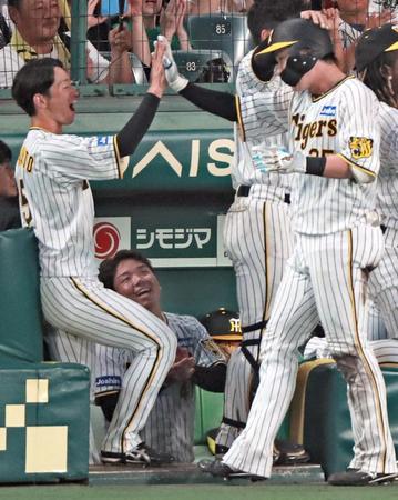 　５回、中越え２ランを放ち、村上（左から２人目）ら阪神ナインに迎えられる渡辺諒（右）