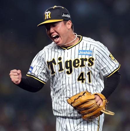 　７回、村上は後藤を二塁ゴロに打ち取りガッツポーズを見せる（撮影・山口登）