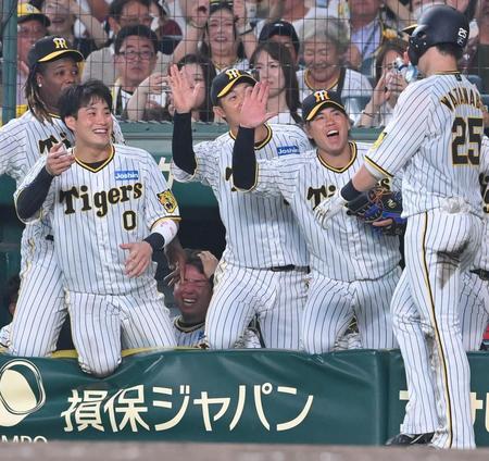 　５回、渡辺諒（右端）が２ランを放つが、なぜかベンチで頭を抱える村上（奥）＝撮影・高部洋祐