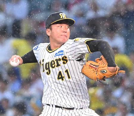 　雨の中、力投する村上