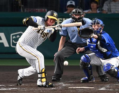 　４回、送りバントを失敗する村上（撮影・飯室逸平）