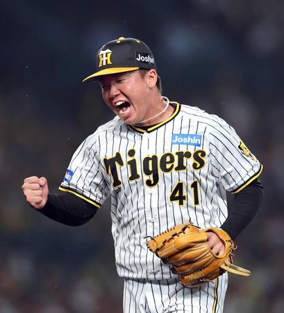 　７回、村上は後藤を二ゴロに打ち取りガッツポーズを見せる（撮影・山口登）