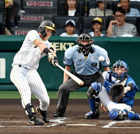 　１回、タイムリーを放つ前川（撮影・飯室逸平）