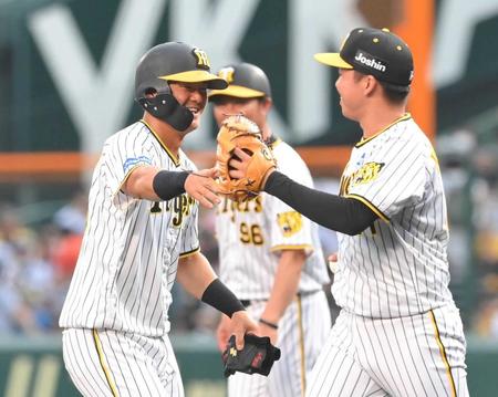 　１回裏終了後、適時打を放った右京（右）と笑顔でタッチを交わす村上