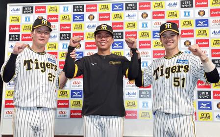 　お立ち台でポーズを決める（左から）渡辺諒、村上、中野