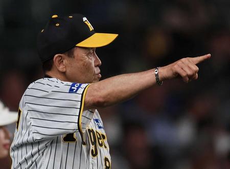 　７回、代走を告げる岡田監督