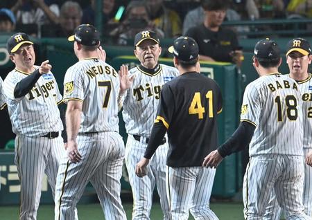 　ハイタッチでナインを迎える岡田監督（中央）＝撮影・飯室逸平