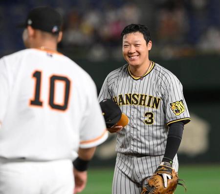 　試合前の練習中に中田（左）に笑顔であいさつをする大山（撮影・堀内翔）