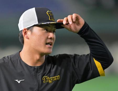 　試合前練習へ向かう前川（撮影・立川洋一郎）