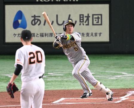 　１回、左越えに先頭打者本塁打を放つ近本（撮影・金田祐二）