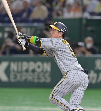 　１回、左中間スタンドへ先頭打者本塁打を放つ近本（撮影・立川洋一郎）