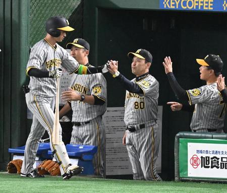 　１回、先頭打者本塁打を放った近本を迎える岡田監督（撮影・金田祐二）