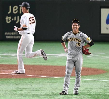　４回、大城に同点適時打を浴び、悔しがる西純（撮影・金田祐二）