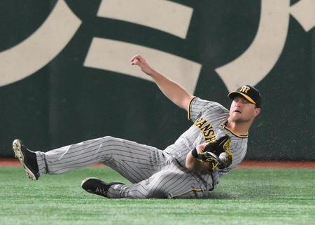 　４回、ブリンソンの打球を好捕する左翼手のノイジー（撮影・堀内翔）