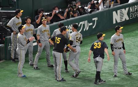 　延長１０回、岸田のサヨナラ弾で敗れた阪神ナイン。被弾した加治屋蓮のお尻をたたく西純（撮影・佐々木彰尚）