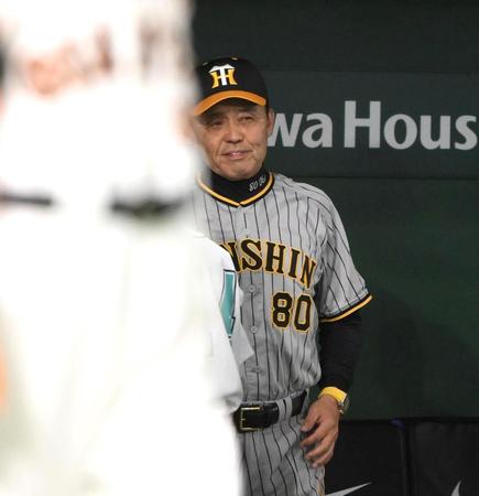 　延長１０回、サヨナラ負けを喫するも穏やかな表情を見せる岡田監督（撮影・堀内翔）