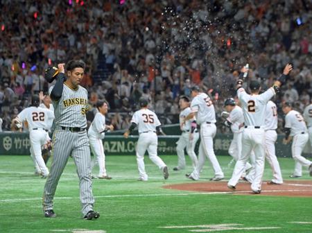 　延長１０回、岸田にサヨナラ本塁打を浴び、力なくベンチへ引き揚げる加治屋（撮影・立川洋一郎）