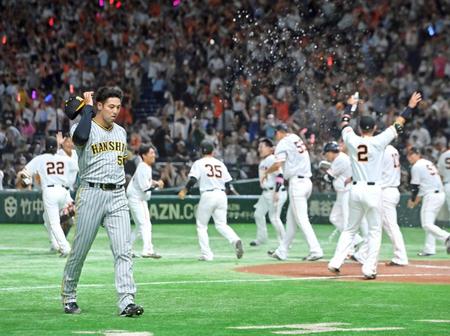 　延長１０回、代打・岸田にサヨナラ本塁打を浴び、力なくベンチへ引き揚げる加治屋