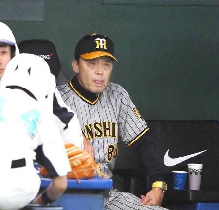　サヨナラ負けを喫して厳しい表情の岡田監督