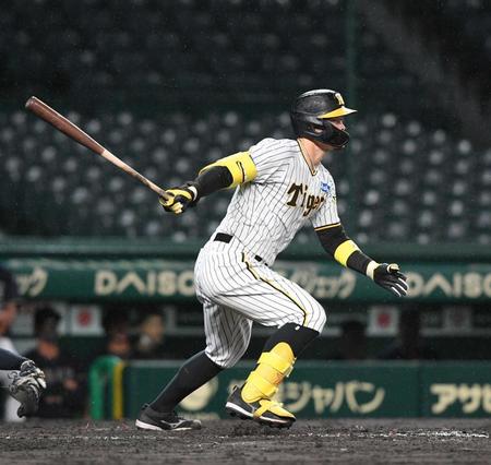 　７回、この日３本目の安打を放つ佐藤輝