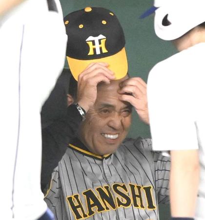 　８回、無得点に終わり悔しそうな表情を見せる岡田監督（撮影・堀内翔）