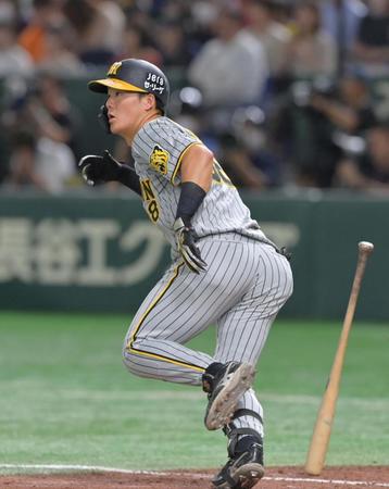 　５回、左前打を放つ前川（撮影・立川洋一郎）