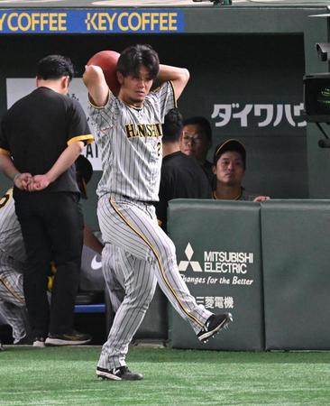 　調整する伊藤将（撮影・金田祐二）