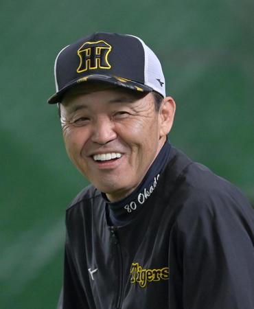 　ベンチで談笑する岡田監督（撮影・立川洋一郎）