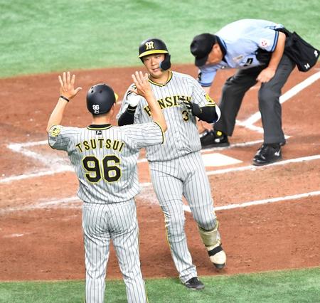 　４回、先制ソロを放ち生還する大山（撮影・出月俊成）