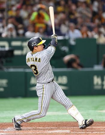 　４回、左中間に先制ソロを放つ大山（撮影・吉澤敬太）