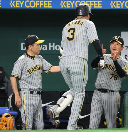 　４回、先制ソロを放った大山（３）を迎える岡田監督（左）＝撮影・吉澤敬太