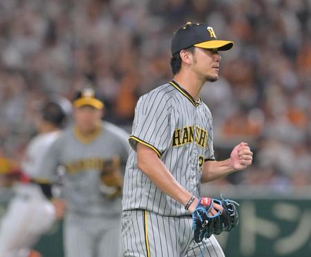 　６回、岡本和を中飛に打ち取ってガッツポーズする伊藤将（撮影・立川洋一郎）