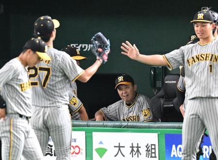 　６回のピンチを切り抜けた伊藤将に安堵の岡田監督（撮影・金田祐二）