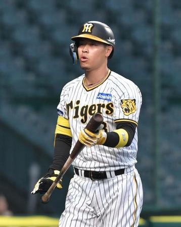 　２回、空振り三振に倒れた佐藤輝（撮影・石井剣太郎）