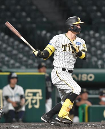 　９回、ライトフライに倒れた佐藤輝（撮影・石井剣太郎）