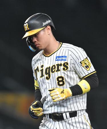　９回、ライトフライに倒れた佐藤輝（撮影・石井剣太郎）
