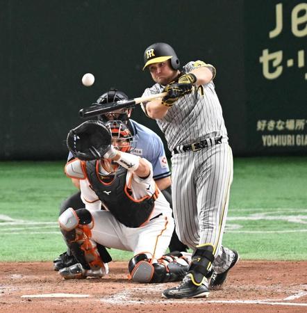 　９回、適時二塁打を放つノイジー